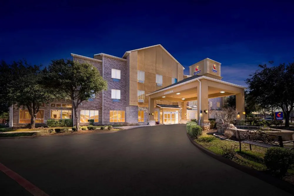 Comfort Inn & Suites Near Lake Lewisville hotel hero