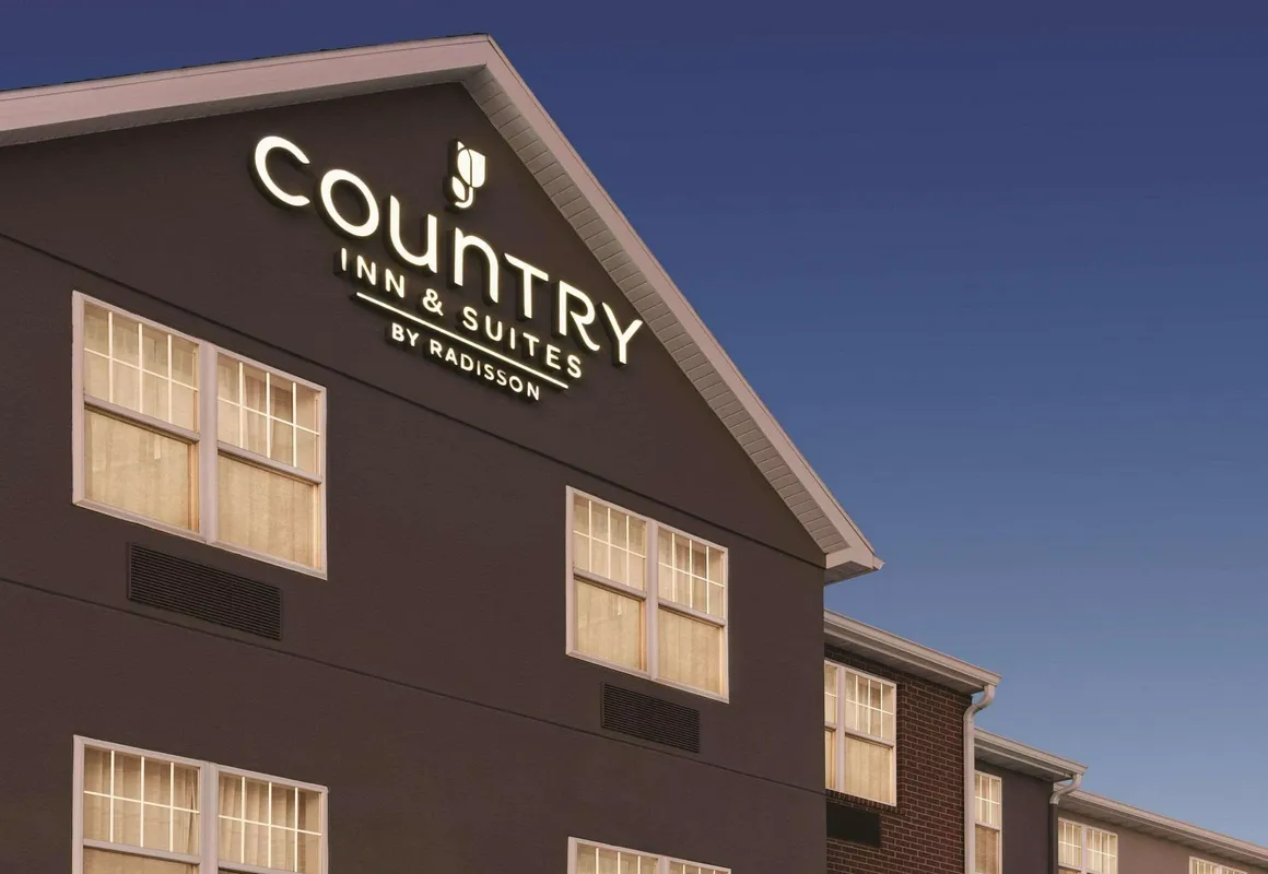 Country Inn & Suites by Radisson, Dubuque, IA hotel hero