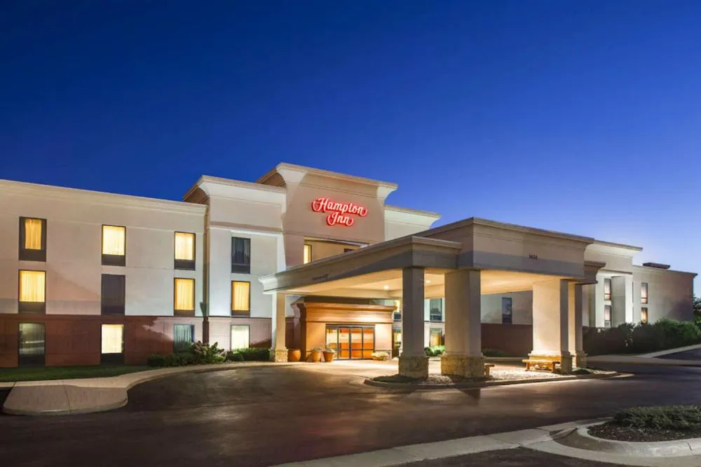 Hampton Inn Dubuque hotel hero
