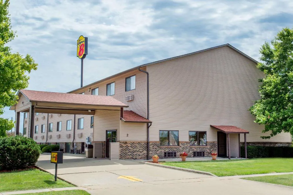Super 8 by Wyndham Normal Bloomington hotel hero