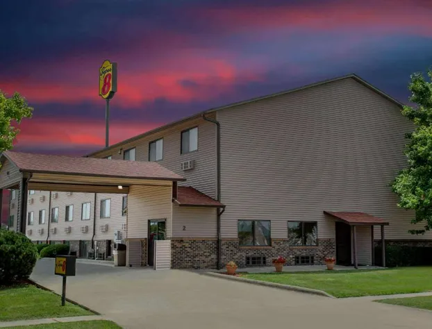 Super 8 by Wyndham Normal Bloomington hotel detail image 1