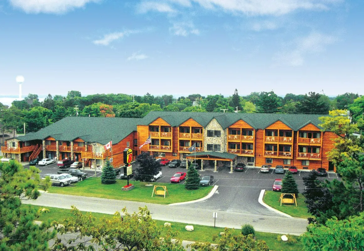 Super 8 by Wyndham Bridgeview of Mackinaw City hotel hero