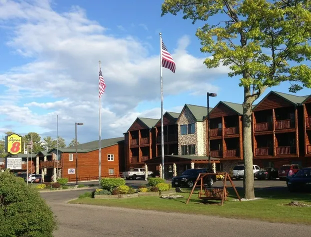 Super 8 by Wyndham Bridgeview of Mackinaw City hotel detail image 3
