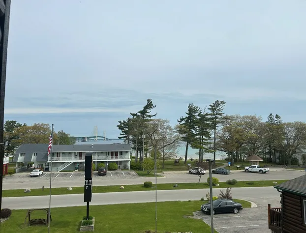 Super 8 by Wyndham Bridgeview of Mackinaw City hotel detail image 4