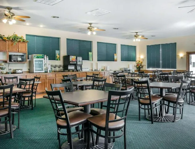 Quality Inn & Suites Mackinaw City Beachfront hotel detail image 4