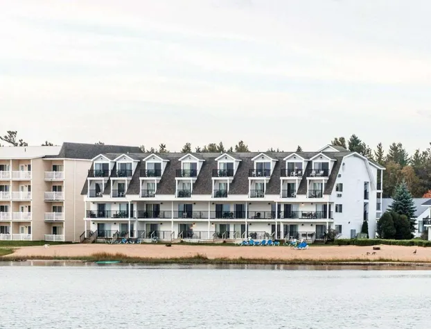 Quality Inn & Suites Mackinaw City Beachfront hotel detail image 2