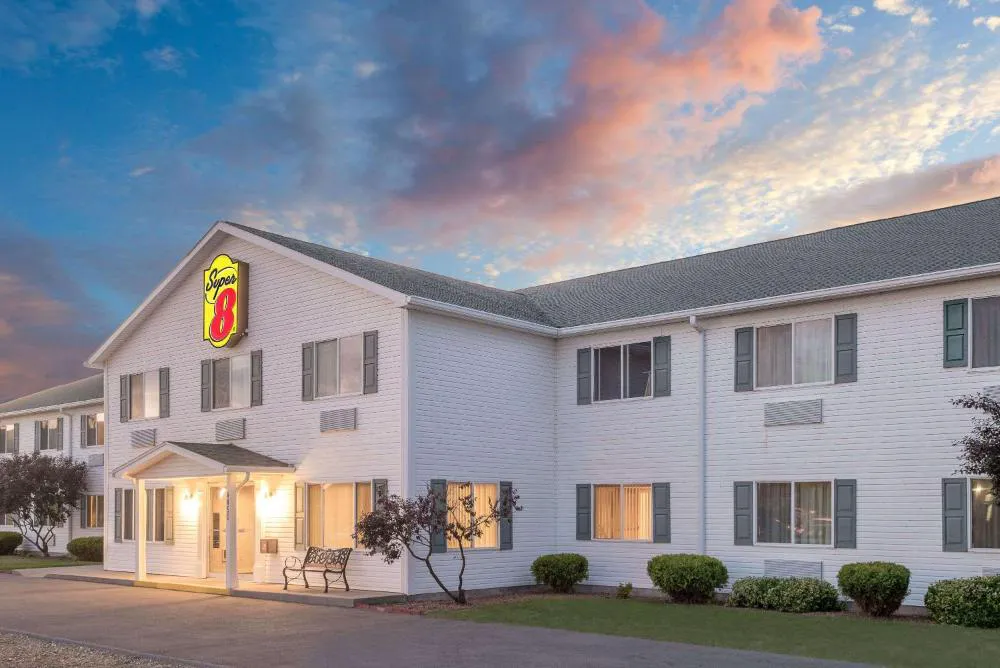 Super 8 by Wyndham Canandaigua hotel hero