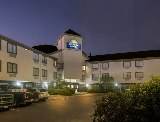 Days Inn & Suites by Wyndham DeSoto hotel detail image 1