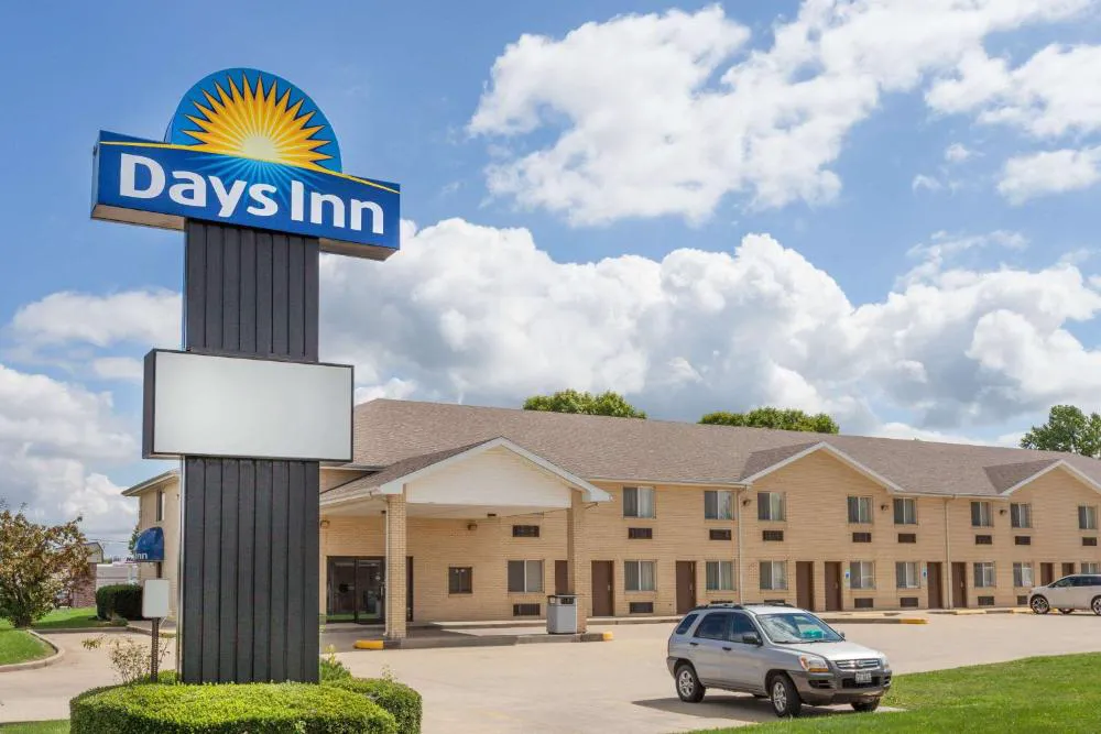 Days Inn by Wyndham Charleston hotel hero
