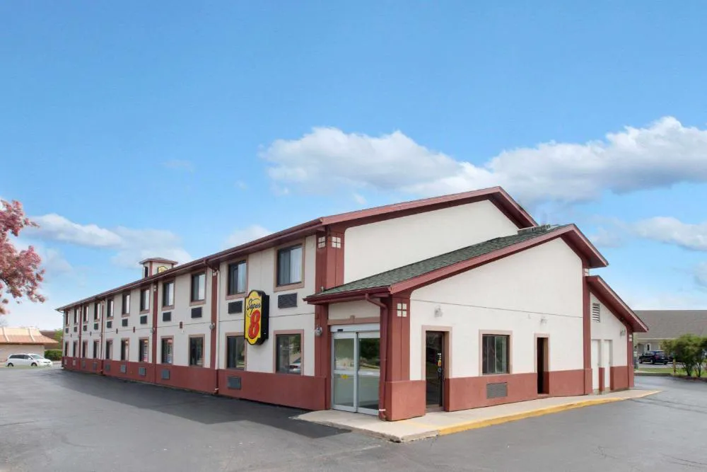 Super 8 by Wyndham Crystal Lake hotel hero