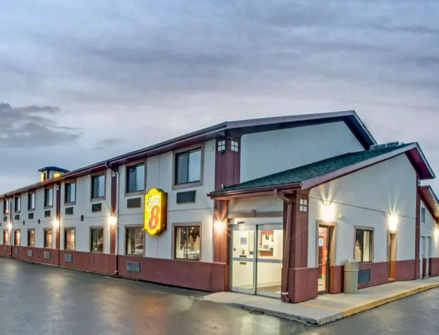 Super 8 by Wyndham Crystal Lake hotel detail image 1