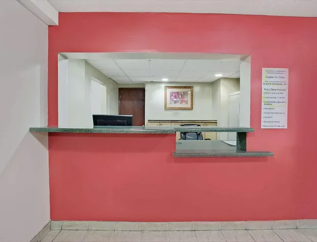 Super 8 by Wyndham Crystal Lake hotel detail image 2