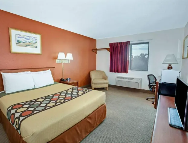 Super 8 by Wyndham Crystal Lake hotel detail image 4