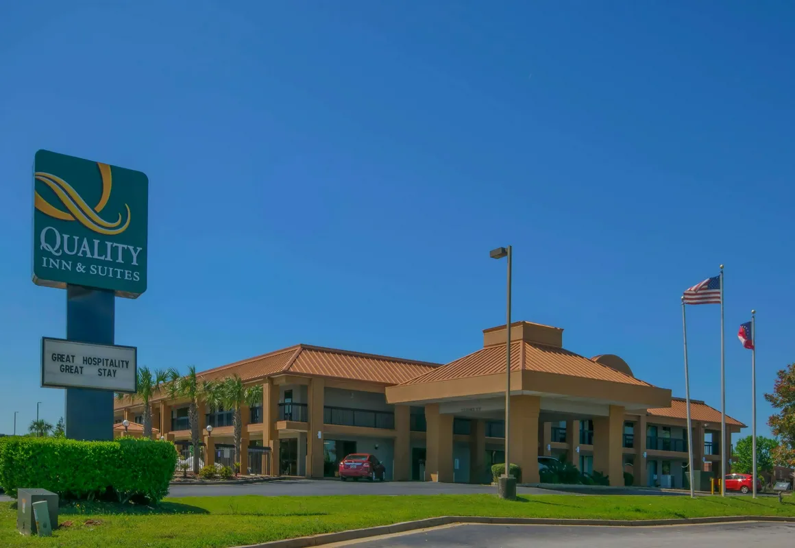 Quality Inn & Suites near Robins Air Force Base hotel hero