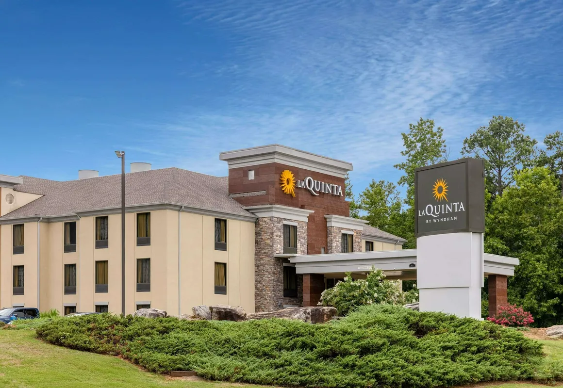 La Quinta Inn & Suites by Wyndham Covington hotel hero