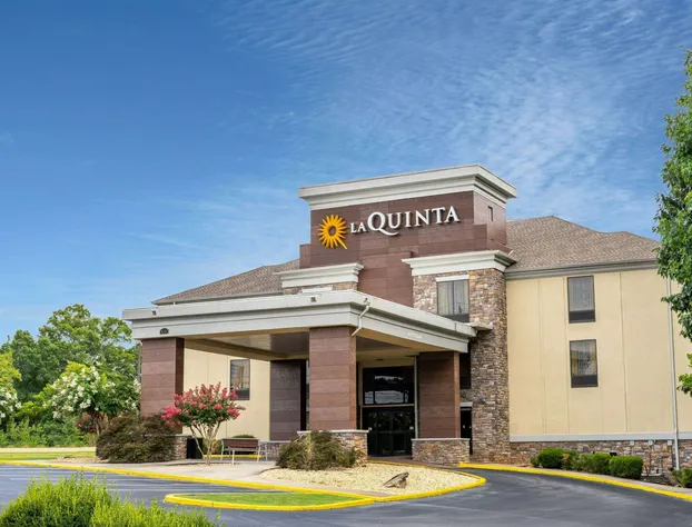 La Quinta Inn & Suites by Wyndham Covington hotel detail image 1
