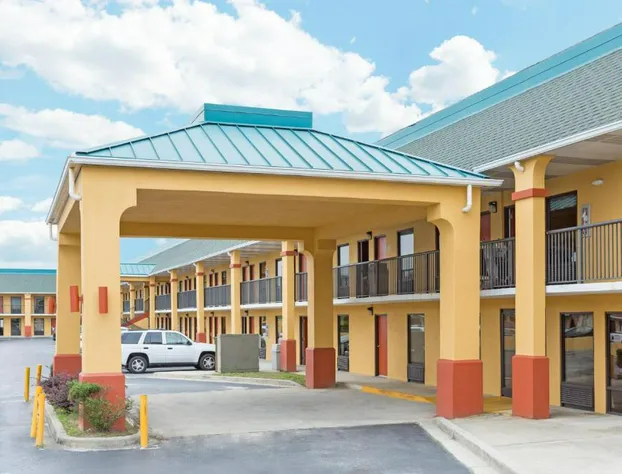 Super 8 by Wyndham, Orangeburg hotel detail image 1