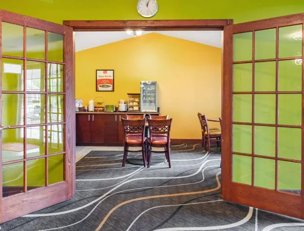 Econo Lodge Inn & Suites Eau Claire South hotel detail image 2