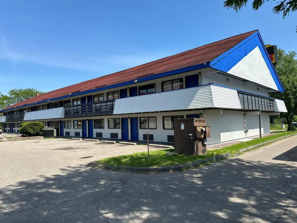 American Inn and Suites Bishop hotel hero