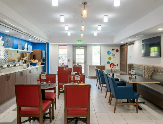 Holiday Inn Express & Suites Lake Forest by IHG hotel detail image 3