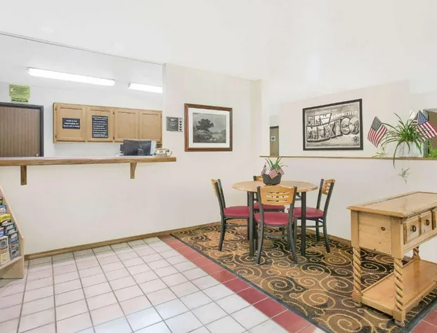 Super 8 by Wyndham Bloomfield hotel detail image 2