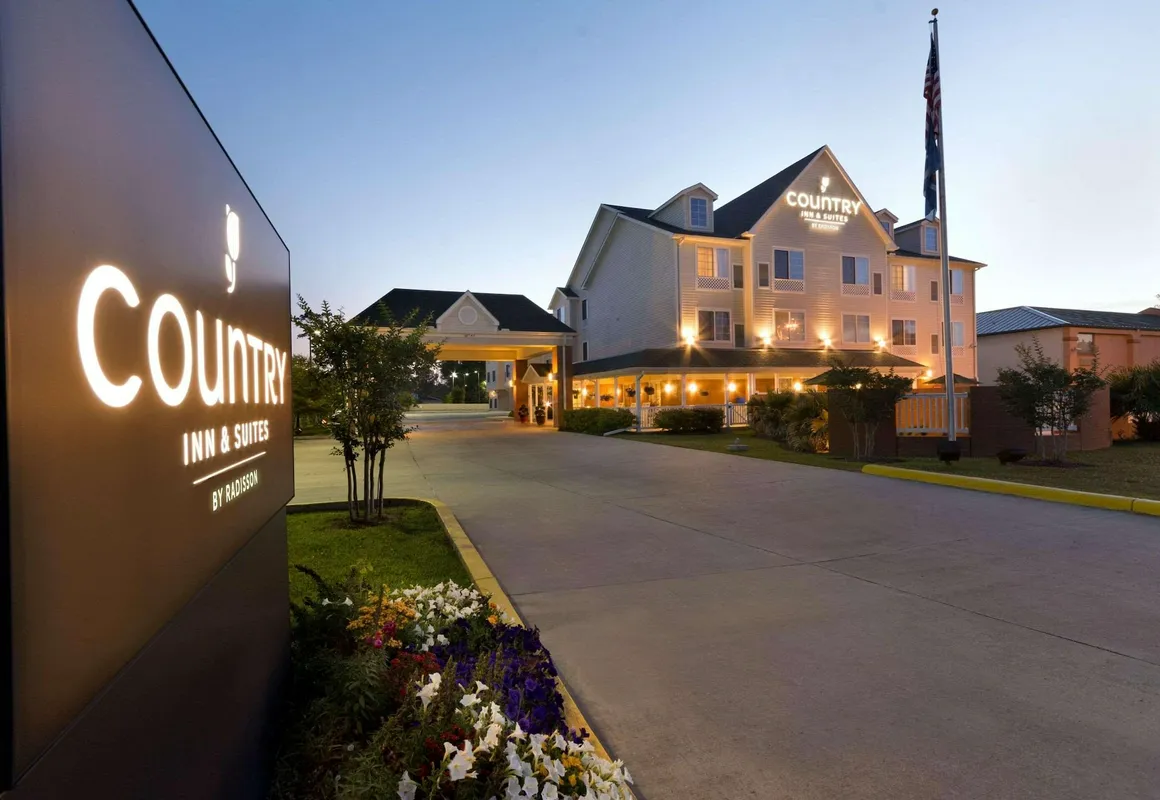 Country Inn & Suites by Radisson, Covington, LA hotel hero