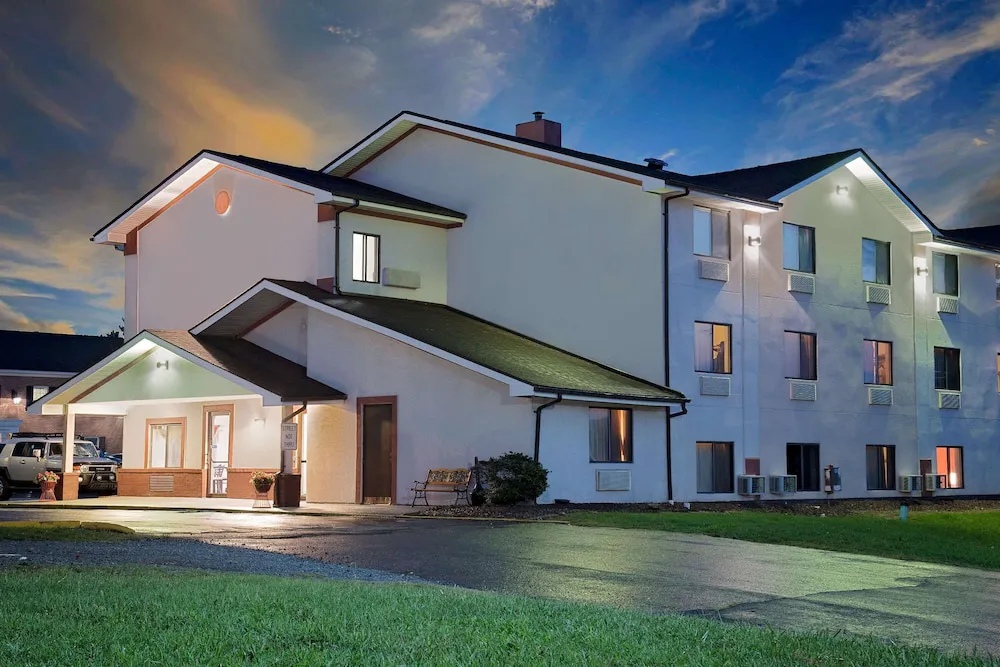 Super 8 by Wyndham Martinsburg hotel hero
