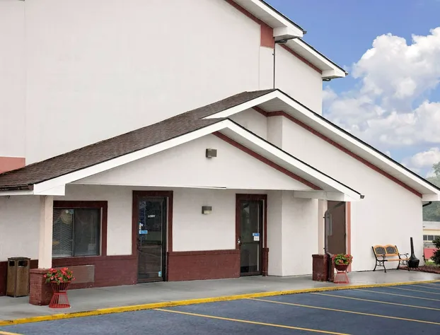 Super 8 by Wyndham Martinsburg hotel detail image 1