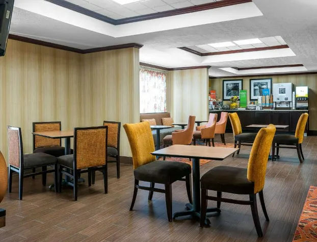 Hampton Inn Parkersburg-Mineral Wells hotel detail image 3