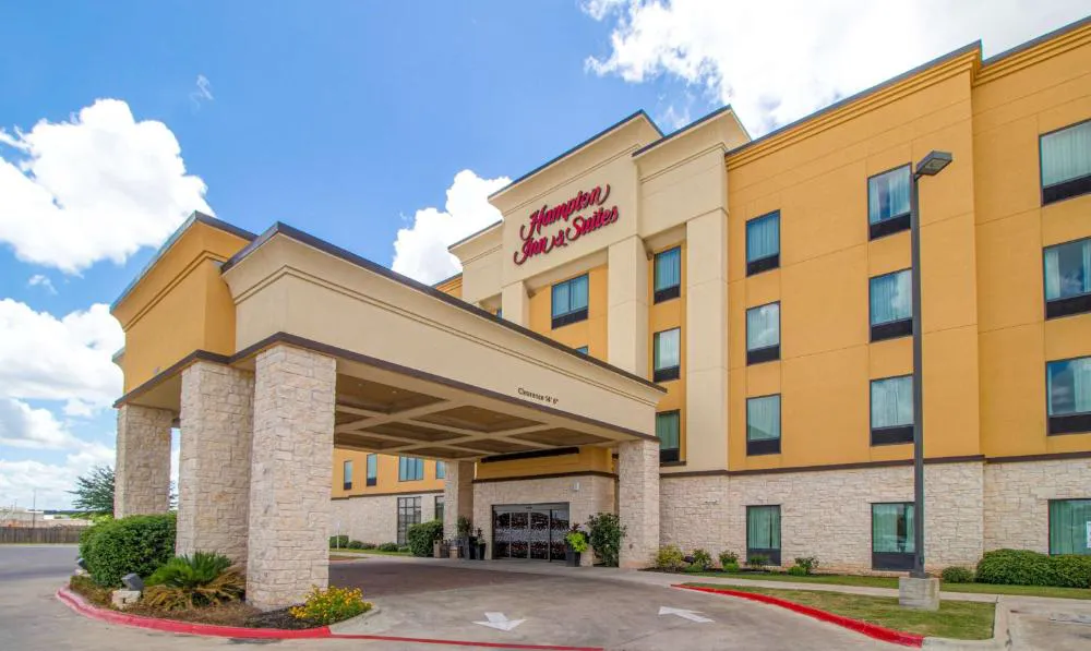 Hampton Inn & Suites Bastrop hotel hero
