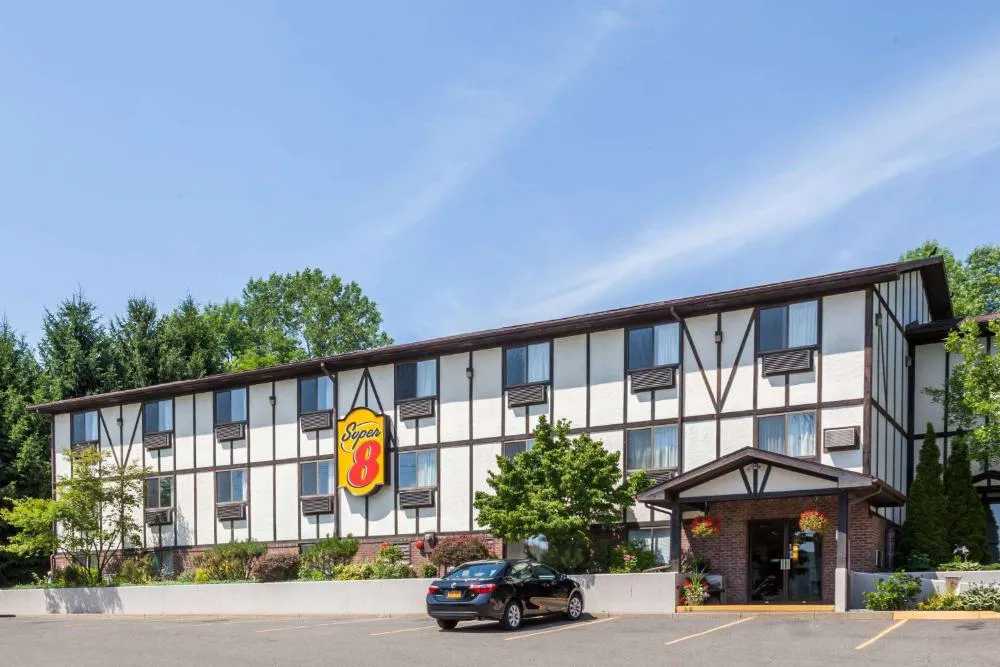 Super 8 by Wyndham Norwich hotel hero