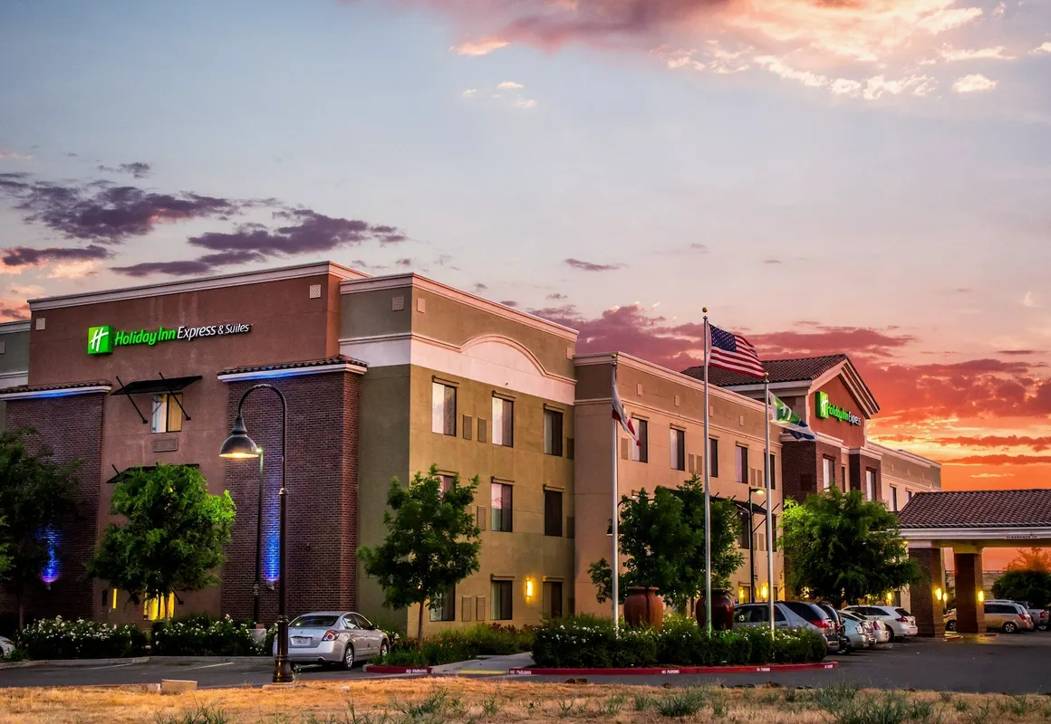 Holiday Inn Express Hotel & Suites Lincoln by IHG hotel hero