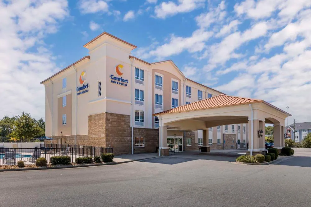 Comfort Inn & Suites hotel hero