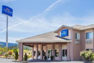 Baymont by Wyndham Yreka hotel hero