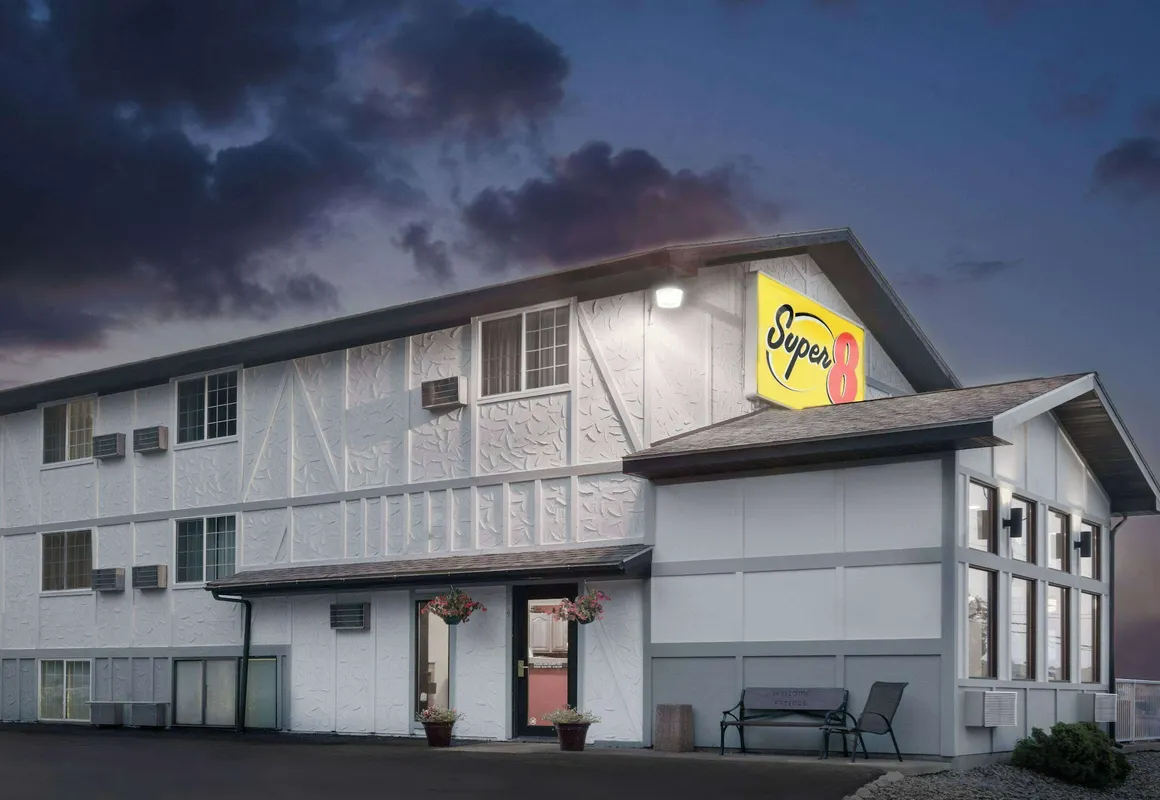 Super 8 by Wyndham Winona MN hotel hero