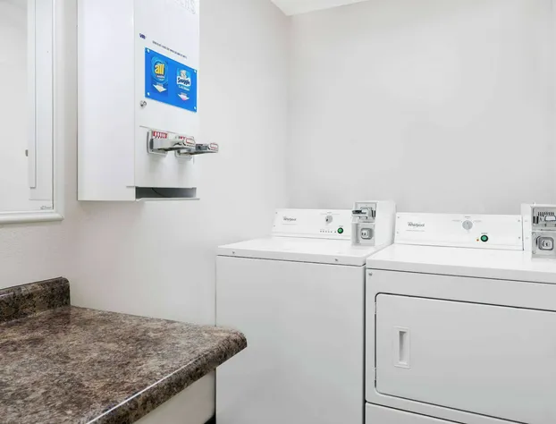 Super 8 by Wyndham Winona MN hotel detail image 3