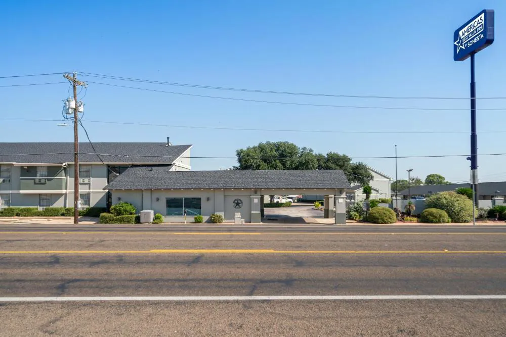 Americas Best Value Inn & Suites Brenham hotel hero