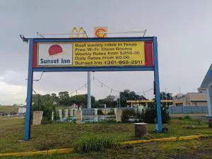 Sunset Inn by Hotel O Flatonia I - 10 hotel hero