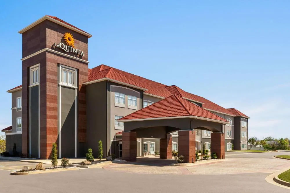 La Quinta Inn & Suites by Wyndham Shawnee hotel hero