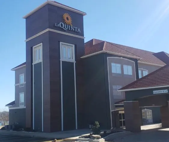 La Quinta Inn & Suites by Wyndham Shawnee hotel detail image 1