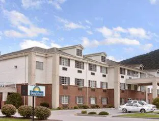 Days Inn by Wyndham Norton hotel hero