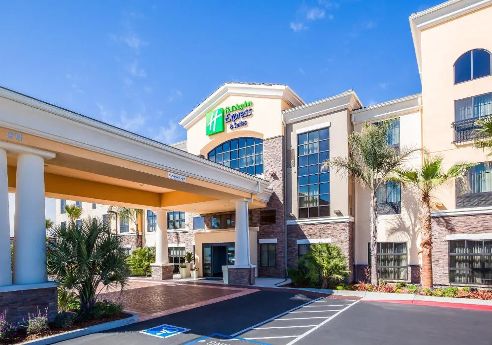 Holiday Inn Express & Suites Eureka by IHG hotel hero