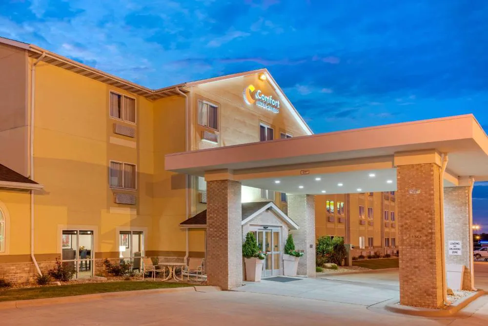 Comfort Inn & Suites near Route 66 hotel hero