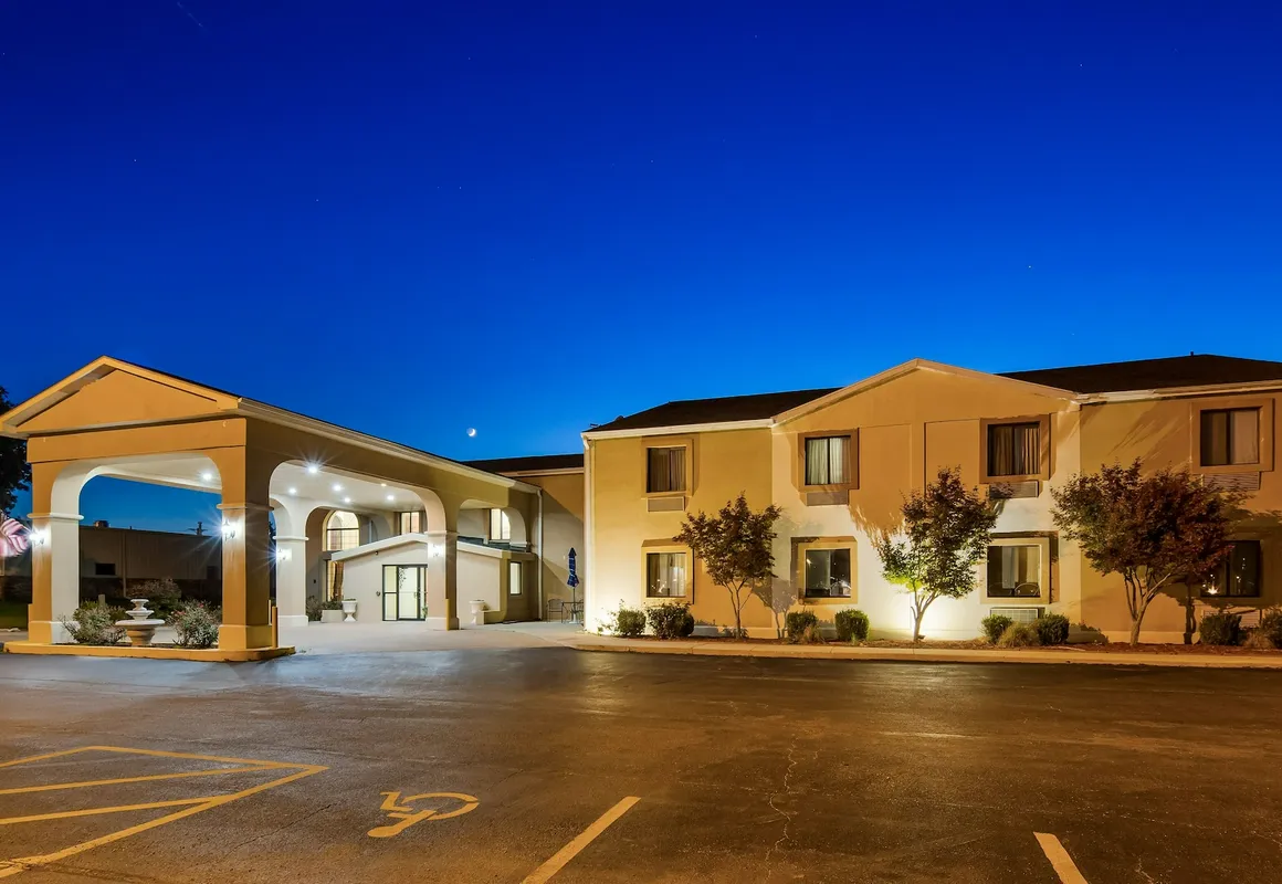 Hotel Lincoln Inn on Route 66 and near I-55 hotel hero