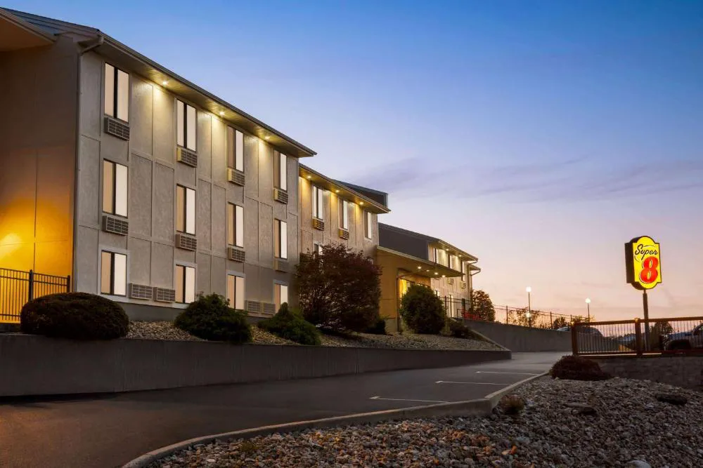 Super 8 by Wyndham Hannibal hotel hero