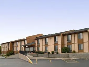 Super 8 by Wyndham Hannibal hotel detail image 1