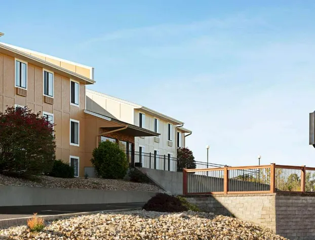 Super 8 by Wyndham Hannibal hotel detail image 3