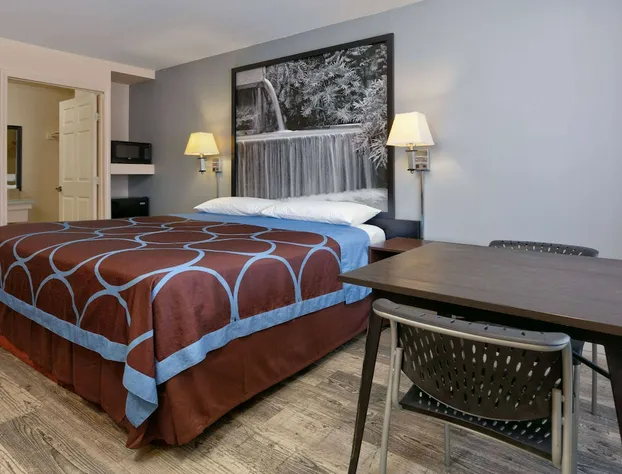 Super 8 by Wyndham Vernon hotel detail image 3