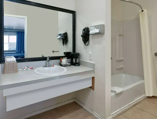 Super 8 by Wyndham Vernon hotel detail image 4