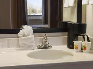 Super 8 by Wyndham Woodward hotel detail image 2